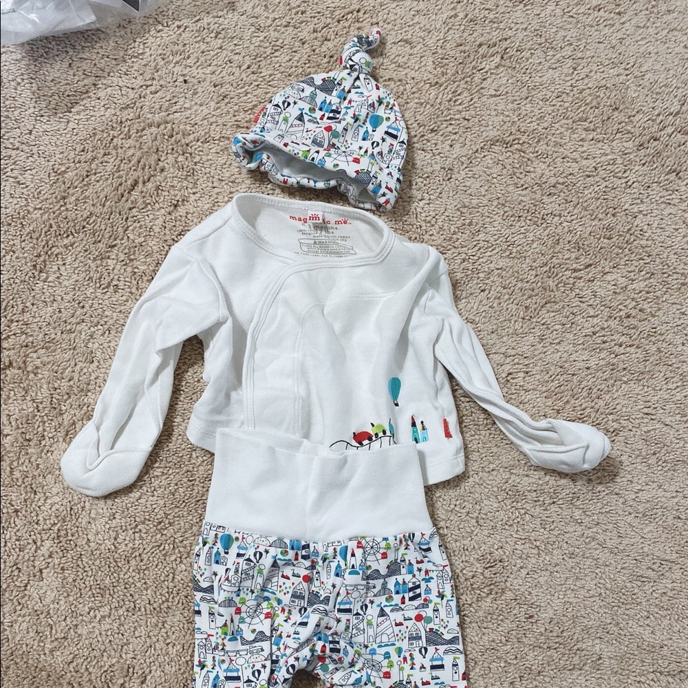 Magnetic Me 0-3 Months. It comes with 3 pieces . Top, Bottom and Hat.